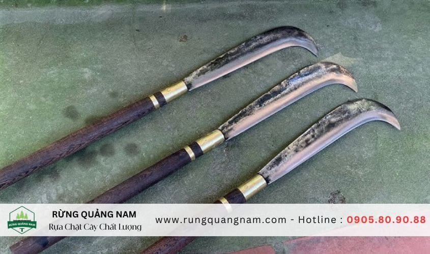 rựa chặt cây bị gỉ sét